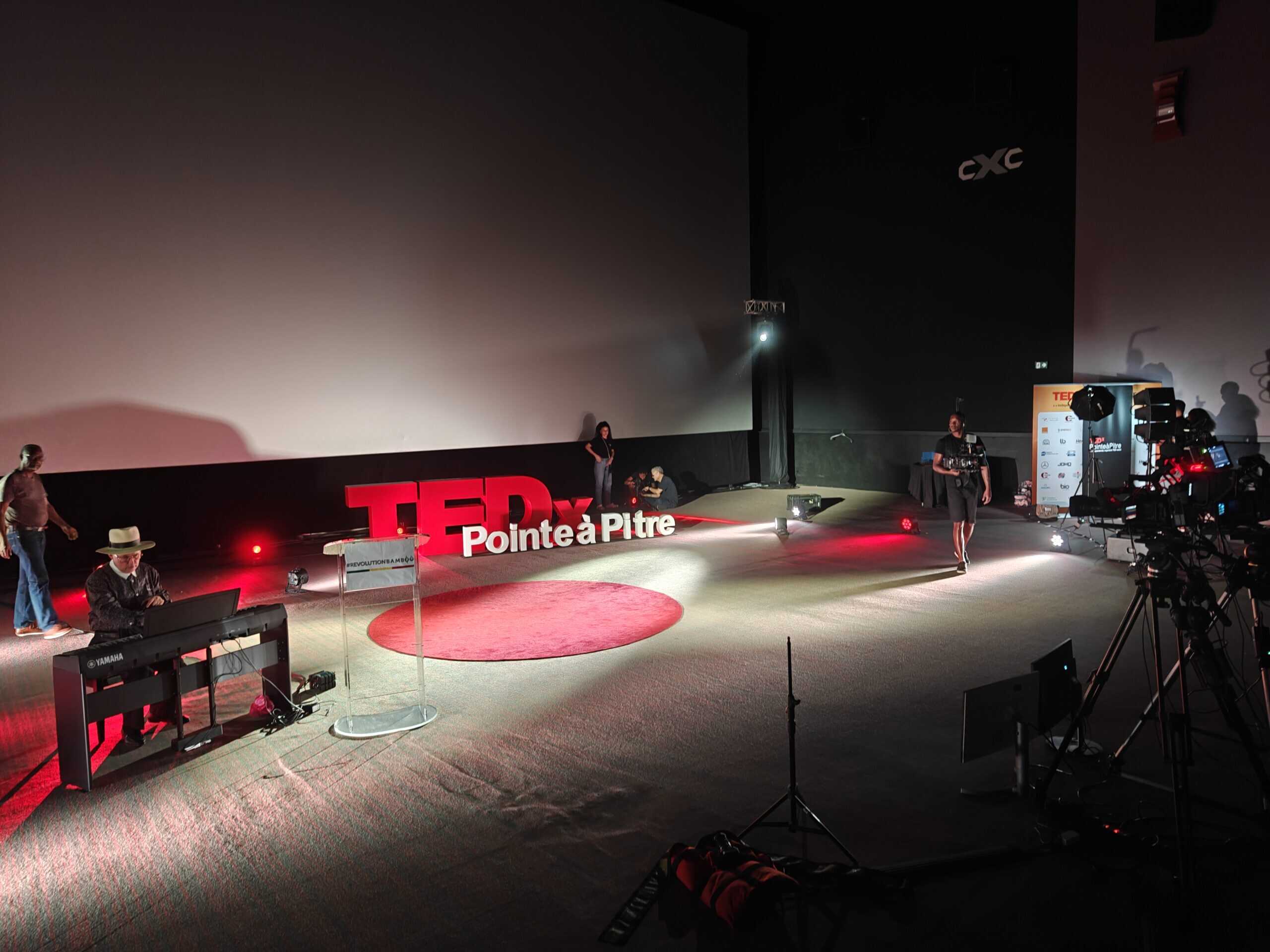 Présentateur TEDx Iordanoff lors de son discours à Pointe-à-Pitre.